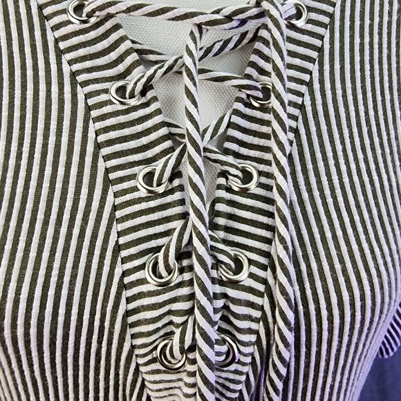 BKE Top Women’s Small Green Stripe Lace-Up Front Short Sleeve Tunic Boho Casual - Picture 5 of 10